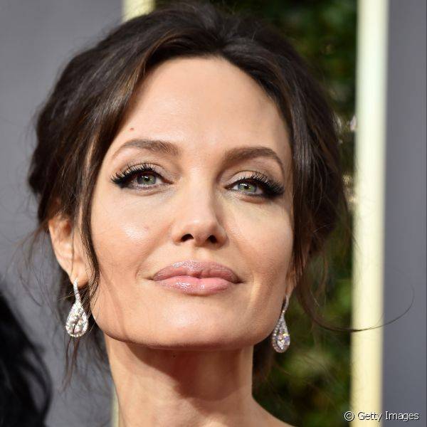 O efeito vin?lico ? tend?ncia e foi eleito por Angelina Jolie para deixar a maquiagem de festa ainda mais elegante e glamurosa (Foto: Getty Images)